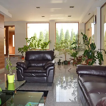 In Royal Beach Plaza Apartment Golden Sands